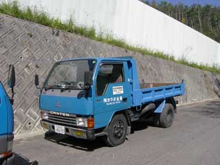 ２ｔダンプ車　８１３７